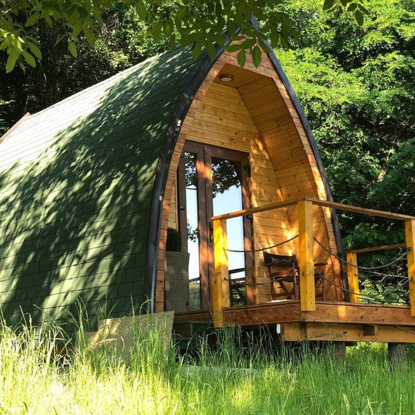 Bungalov u prirodi. Glamping smestaj jezero u Srbiji.