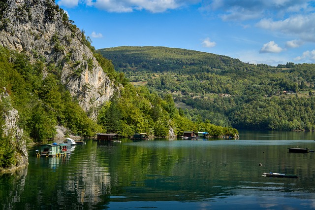 Pogled na reku Drinu, jezero Perucac u Srbiji.