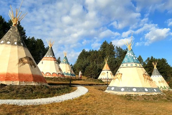 Pogled na Indijansko selo na Zlatiboru. Glamping "tipi" satori. El Paso City.