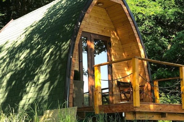 Bungalov u prirodi. Glamping smestaj jezero u Srbiji.