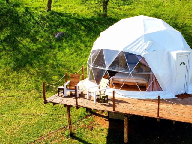 Nomad Glamping. Tip glamping smestaja, tj. satora u obliku mehura.