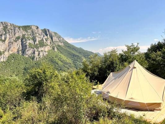 Pogled odozgdo na Rosehip Glamping Smestaj.